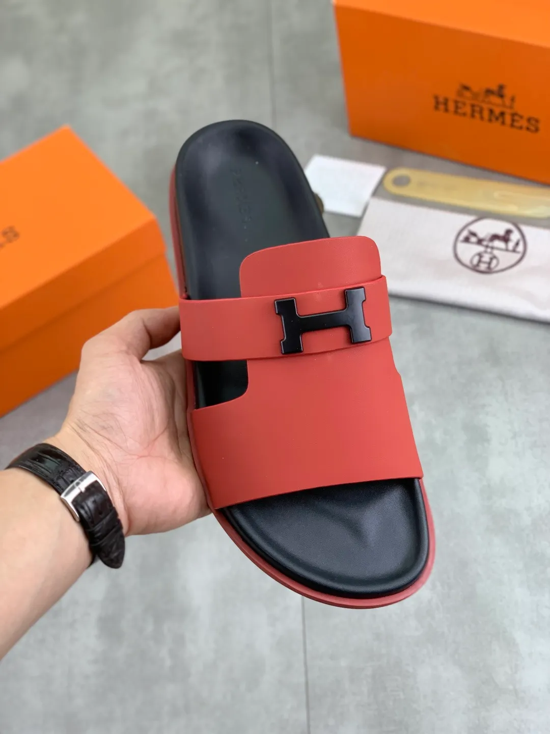 Men's shoes 💰P440 New [HERMES] high-end quality new Hermès slippers, made of imported silk calfskin, wear-resistant and non-slip rubber outsole. Fashionable and elegant code number: 39-44 (38 45 46 customized)